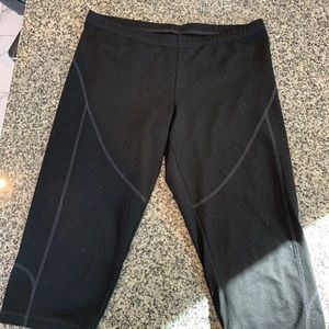 Black knee cut leggings.